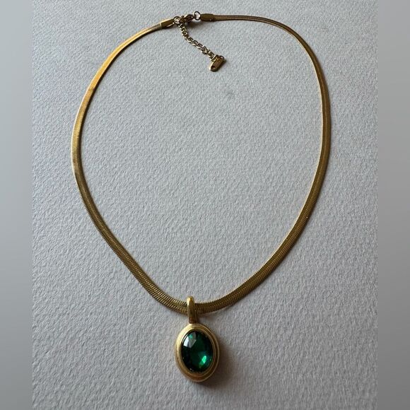 Elegant Necklace with Green Pendant M512 - Picture 3 of 4